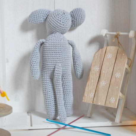 Doudou souris grise en crochet. Création 100% artisanale.