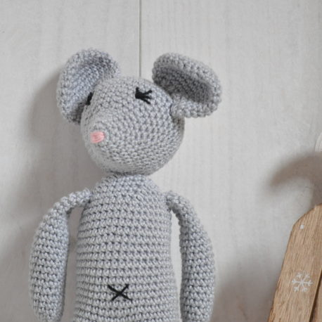 Doudou souris grise en crochet. Création 100% artisanale.