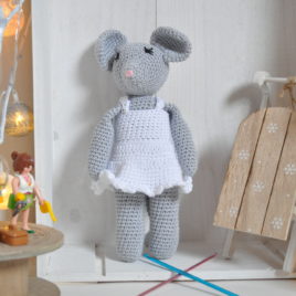 Doudou en crochet, souris grise en robe blanche