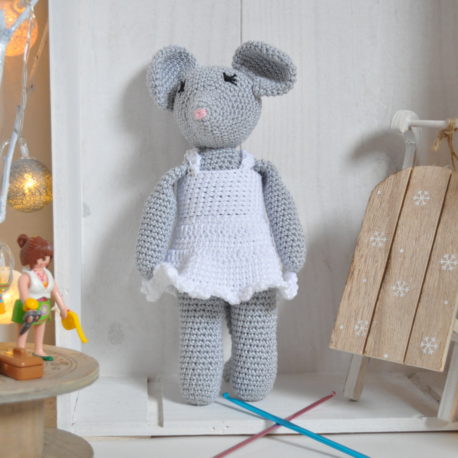 Doudou en crochet, souris grise en robe blanche