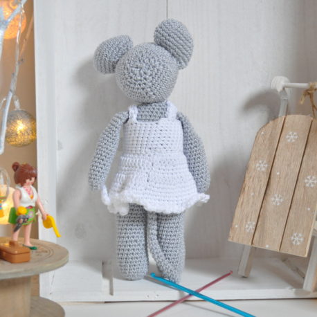 Doudou en crochet, souris grise en robe blanche, Ouate de rembourrage française