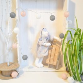 Lapine artisanale en tissu en chemise de nuit