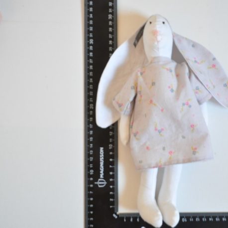 Création artisanale.
Ouate de rembourrage française 100% polyester anti-acariens imputrescible