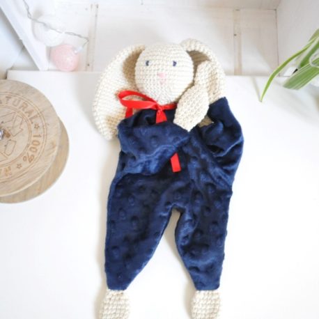 Doudou plat en minky bleu marine et en crochet. Création artisanale, coton certifié oeko-tex, ouate de rembourrage anti acarien, imputrescible