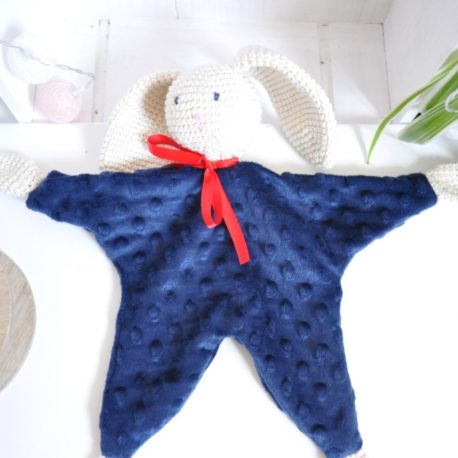 Doudou plat en minky bleu marine et en crochet. Création artisanale, coton certifié oeko-tex, ouate de rembourrage anti acarien, imputrescible