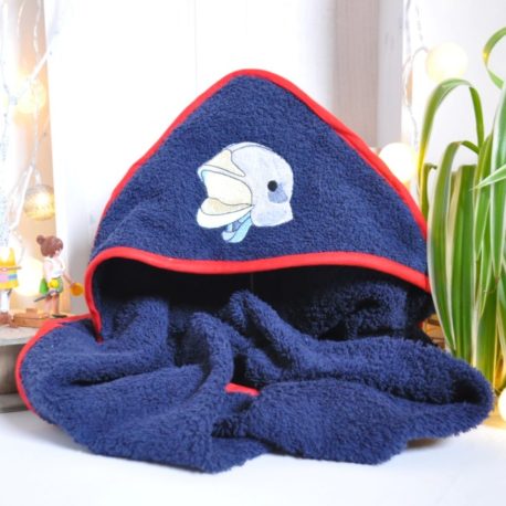 Cape de bain pompier 0-6 mois en éponge bleue marine et biais rouge. Broderie casque de pompier