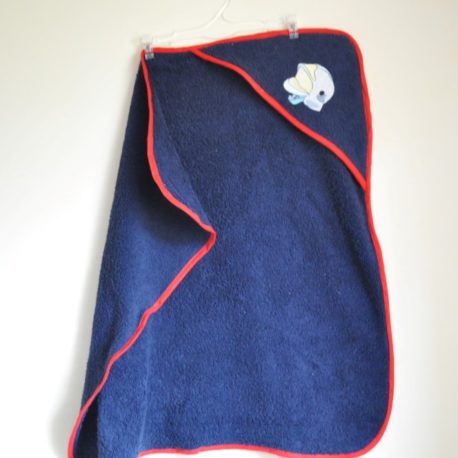 Cape de bain pompier en éponge bleue marine et biais rouge. Broderie casque de pompier 70 cm X 70 cm (0-6 mois)