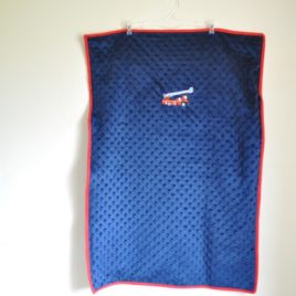 Couverture Minky bleue marine doublée en coton. Broderie pompier grande échelle