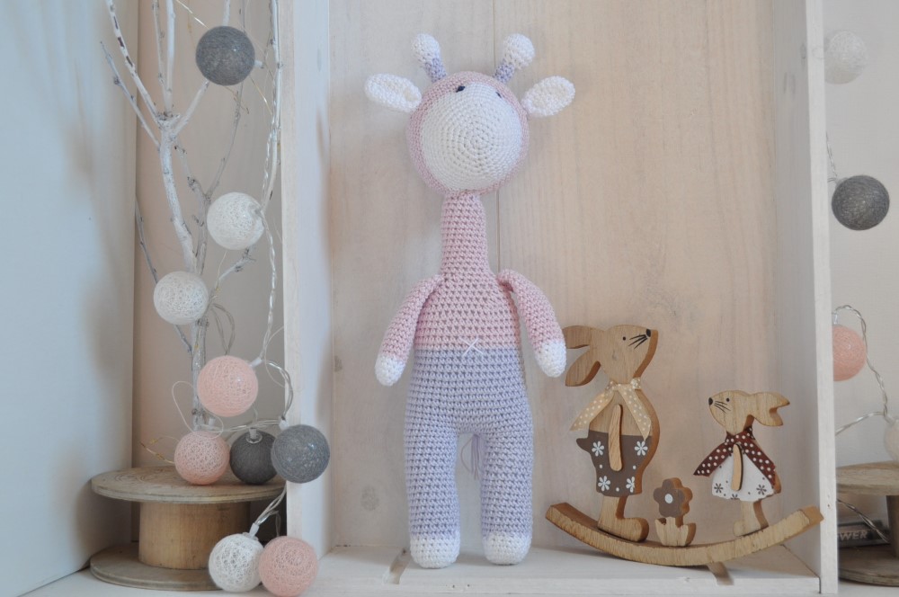 girafe en peluche avec broderie fait main sur le vente, cade