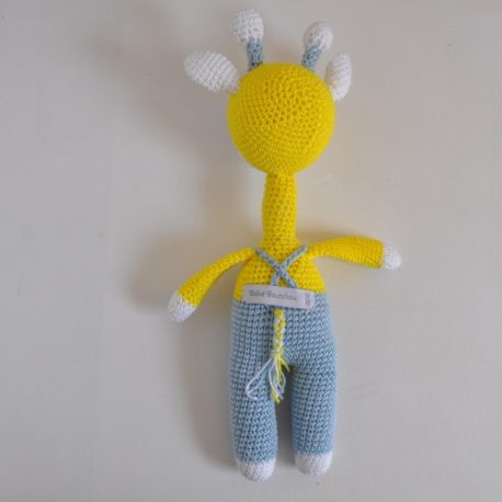 Vue de dos. Doudou girafe en crochet  création française, fait main