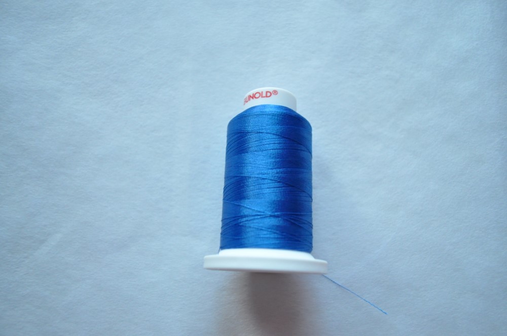 Fils de broderie bleu marine