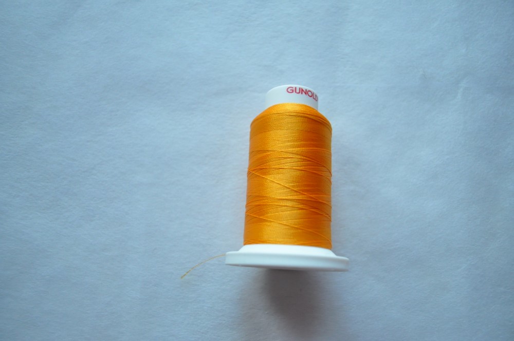 Fils de broderie jaune doré