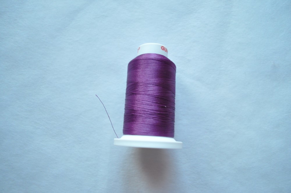 Fils de broderie violet foncé