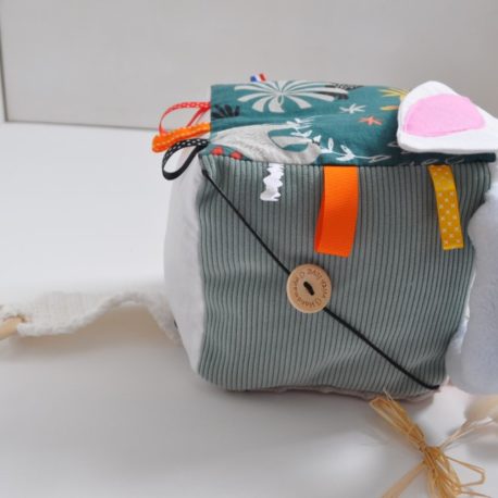 cube-eveil-velours-bouton (Personnalisé)