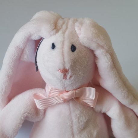 Doudou polaire rose -gros plan sur sa petite bouille