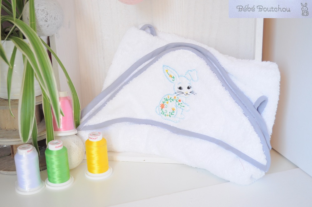 Broderie sur une cape de bain