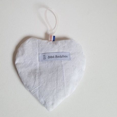 Broderie lavande sur un sachet de sentzur lavande
