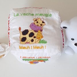 Cube d'éveil brodé sur le thème des animaux de la ferme
