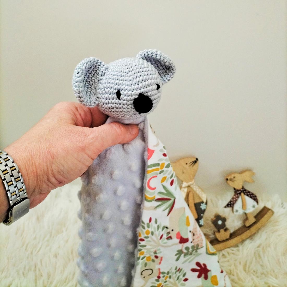 Loulou, le doudou koala en crochet et tissu - Bébé Boutchou