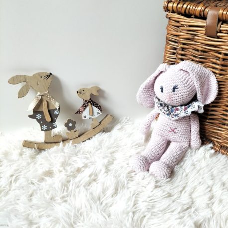 doudou-boheme-crochet-lapin-rose-tendre-assis