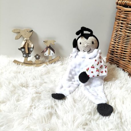 doudou-zanimo-coccinelle-crochet-tissu-cerise-assis