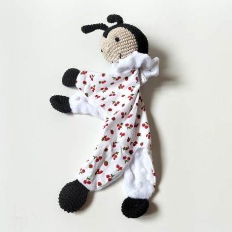 doudou-zanimo-coccinelle-crochet-tissu-cerise-cote