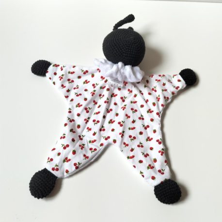 doudou-zanimo-coccinelle-crochet-tissu-cerise-dos