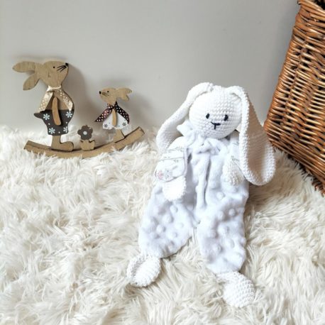 doudou-zanimo-lapin-crochet-tissu-hamac-assis