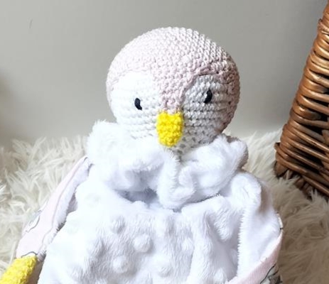 doudou-zanimo-pingouin-crochet-tissu-rose-assis-visage