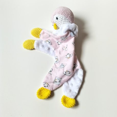 doudou-zanimo-pingouin-crochet-tissu-rose-cote