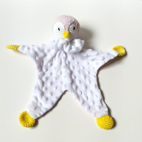 doudou-zanimo-pingouin-crochet-tissu-rose-face