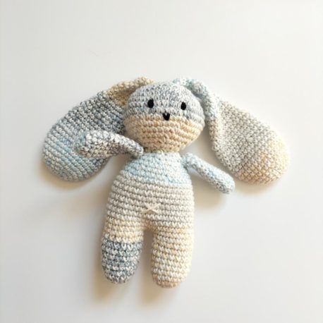 mini-lapinou-crochet-bleu-degrade-recto-fd-blc