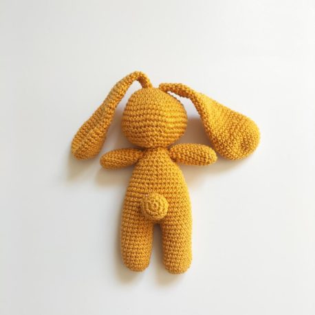 mini-lapinou-crochet-moutarde-verso-fd-blc