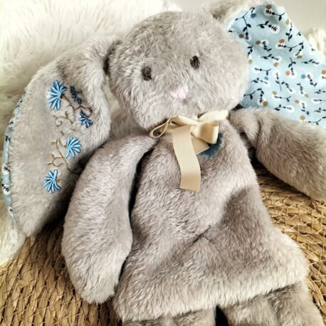 Nino-lapin-marron-glace-hiver-bleu (12)