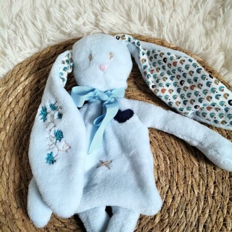 nino-lapin-bleu-arc-en-ciel (7)